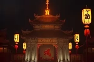 《无声回廊》封面：空旷长廊尽头的窗光