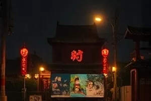 《半城烟雨》封面：雨中城市的朦胧轮廓