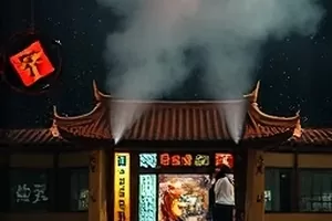 《雪线之上》封面：雪山脊线上的攀登者