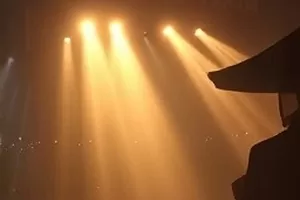 《雨夜出租车》封面：湿漉漉街道上的车灯